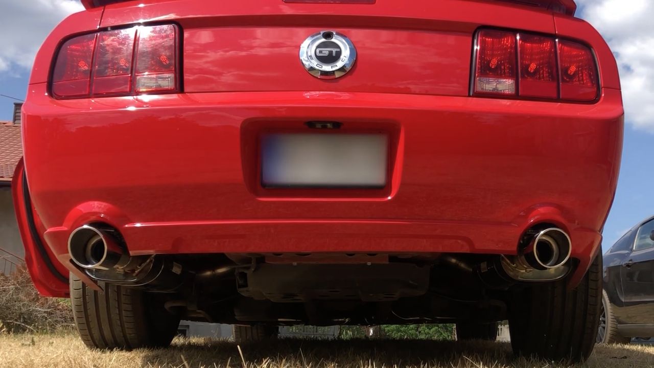 Kadr z filmu: Ford Mustang 4.6 V8 2008 – wydech axle-back z przepustnicami