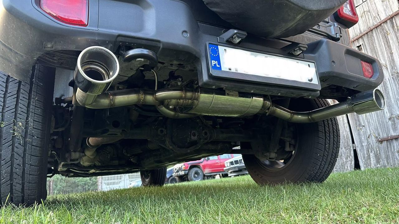 Kadr z filmu: Jeep Wrangler – wydech axle-back z przepustnicami